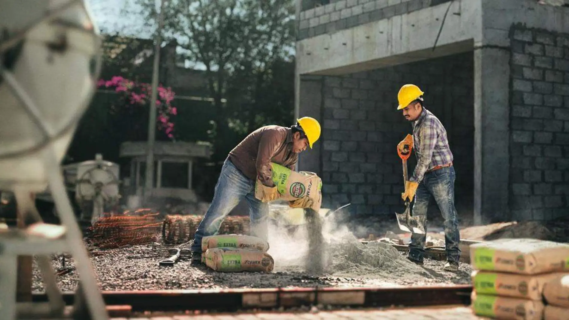 trabajadores de la construcción haciendo mezcla